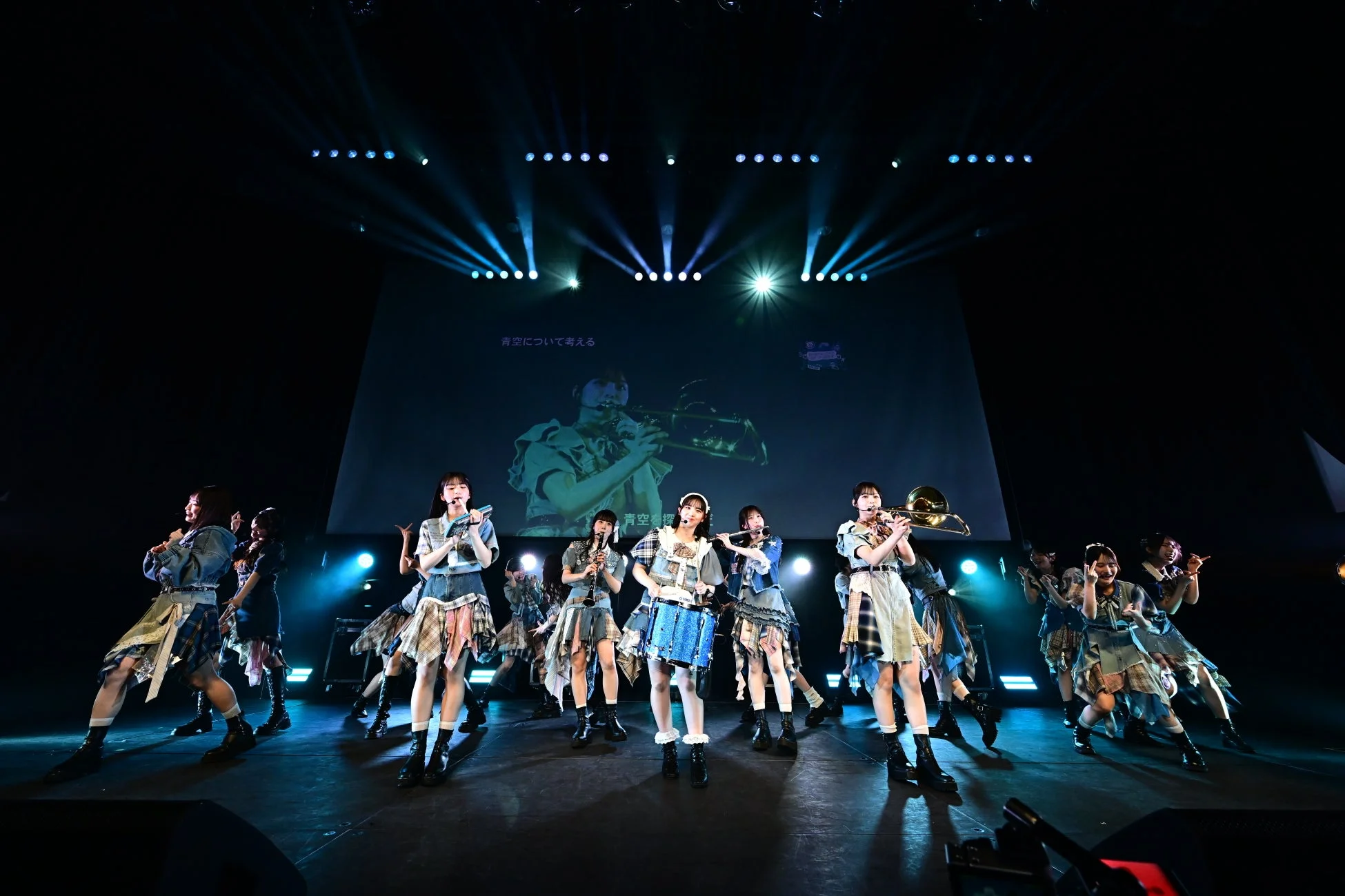 楽器を演奏しながらパフォーマンスするメンバー