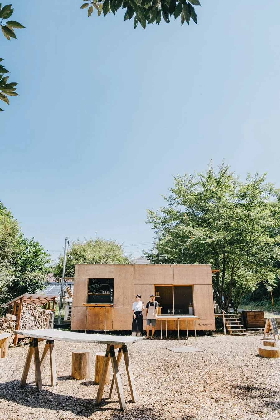 屋外のカフェの様子