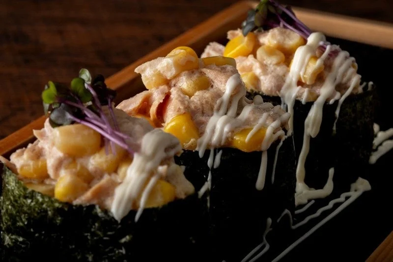 ツナとコーンがたっぷり乗った軍艦巻き