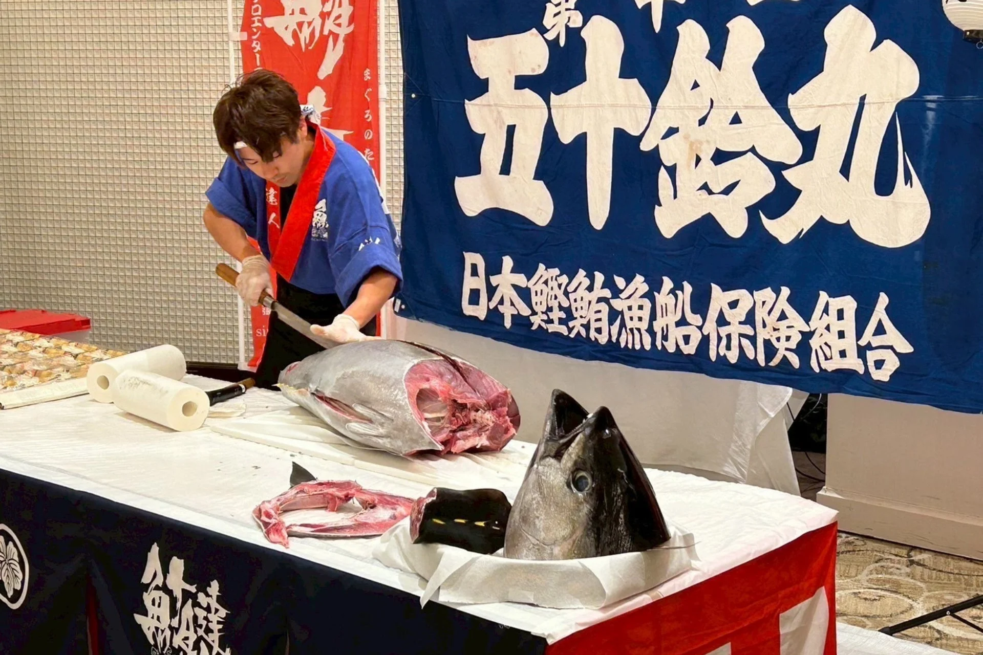 イベント会場でのマグロ解体ショー