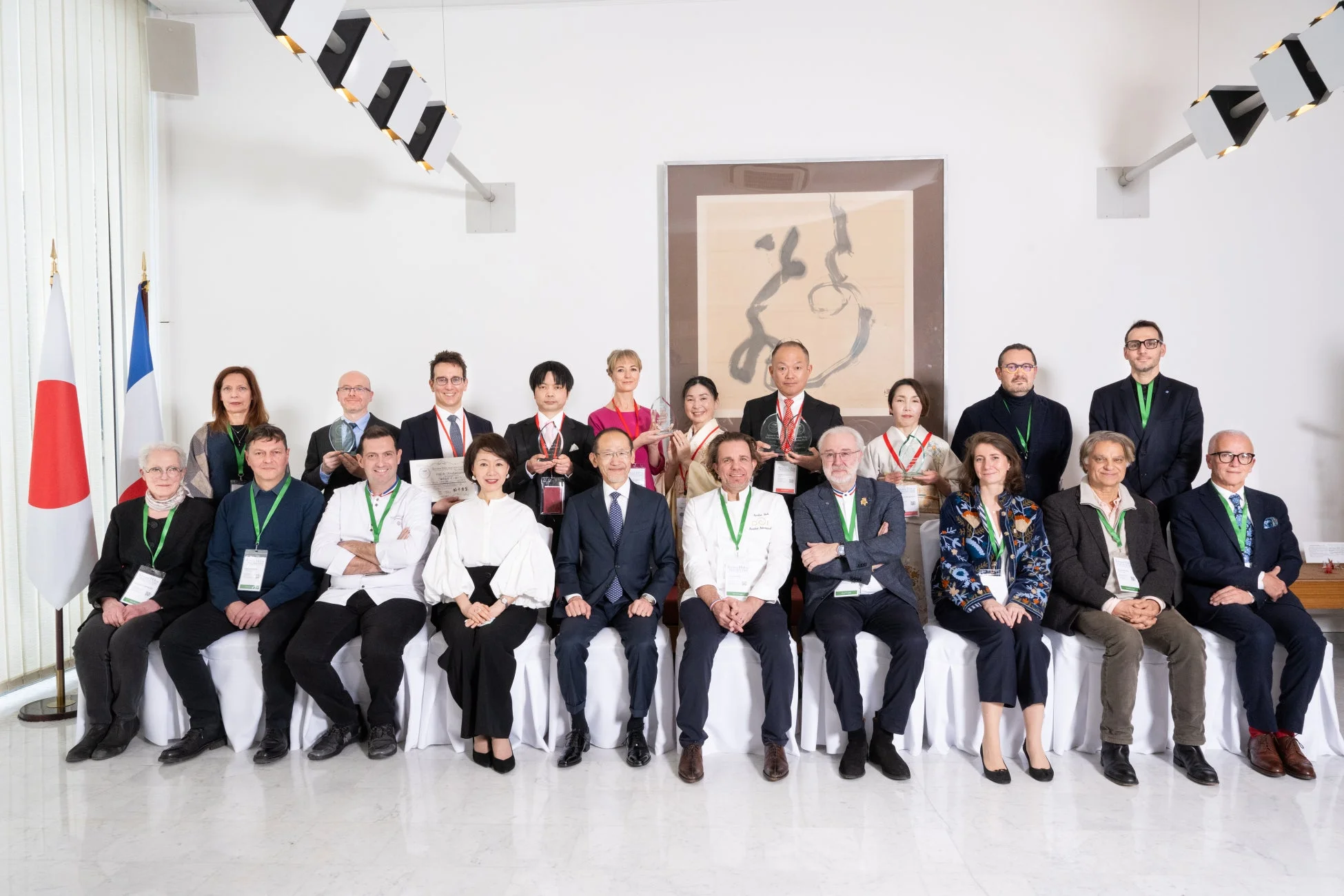 八女伝統本玉露の受賞を祝う人々