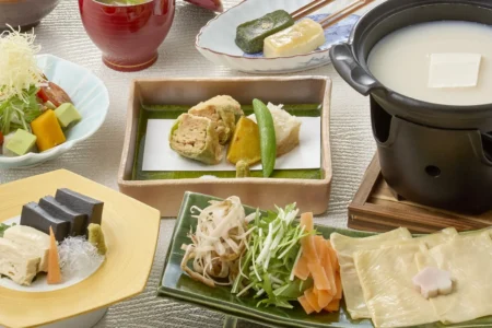 湯葉と豆腐の店 梅の花、ヴィーガン懐石を刷新 ─ 100％植物性「MAGI DASHI 白だし」で和食の新たな可能性を追求