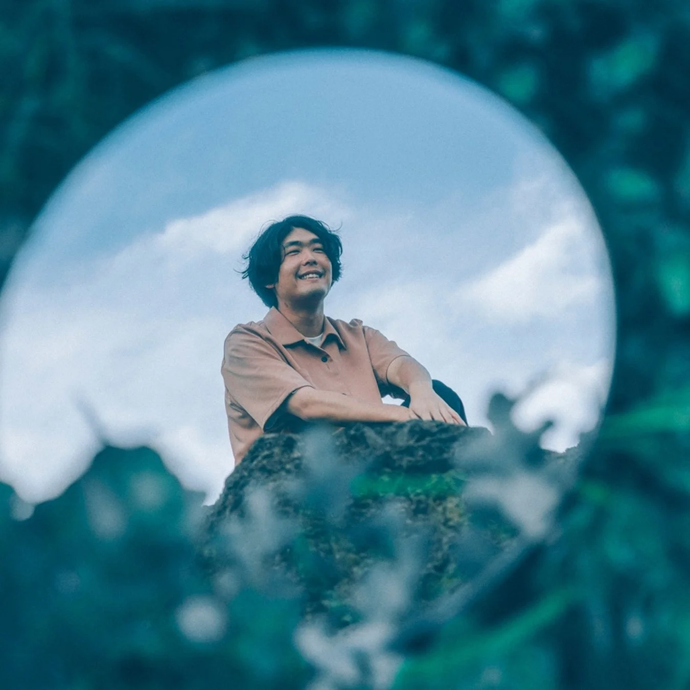 笑顔の男性が空を見上げている様子