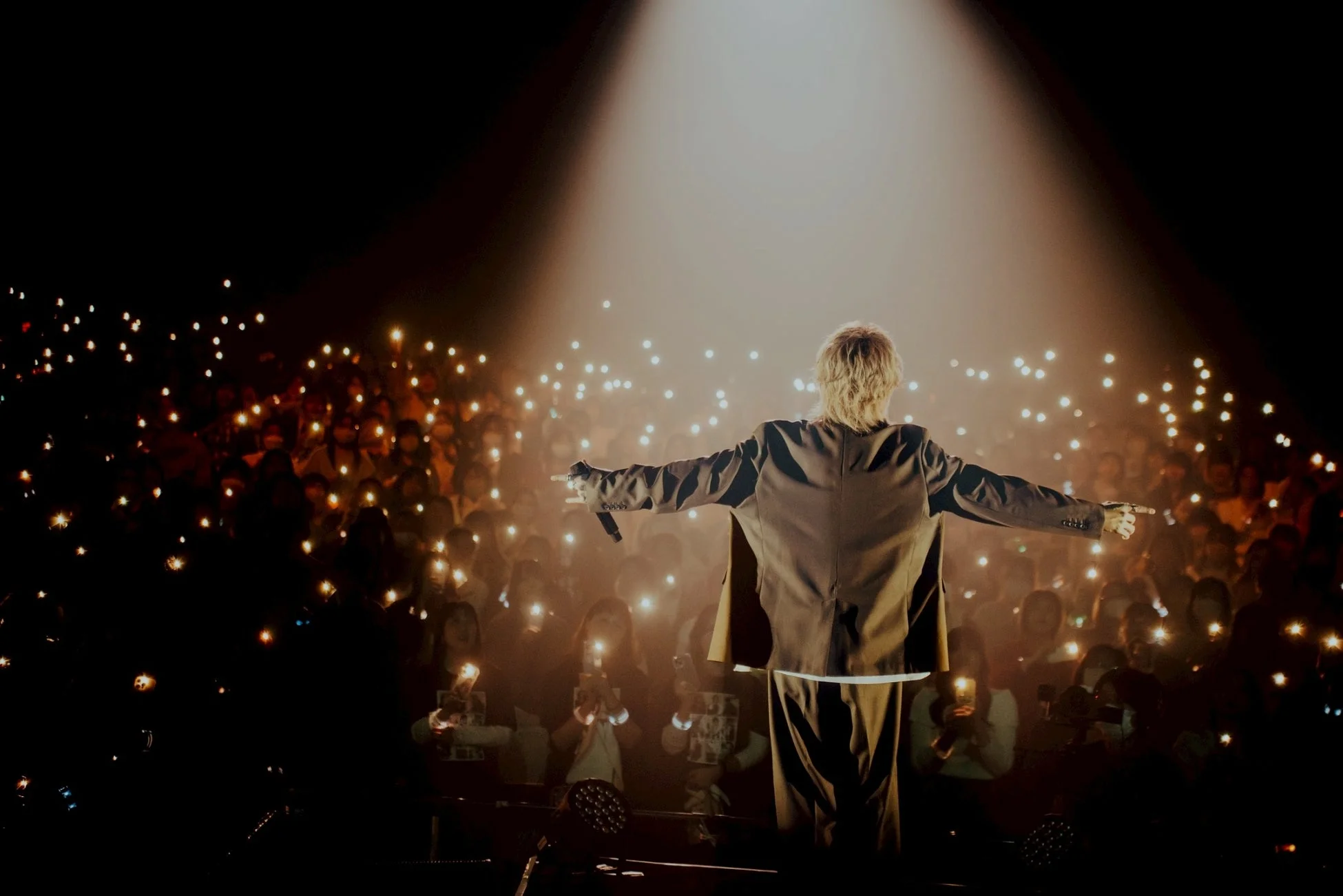観客がライトを掲げる様子