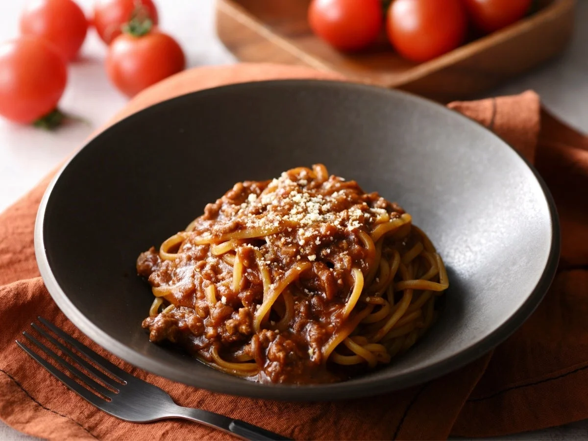 ブラウンソースのボロネーゼと生パスタ