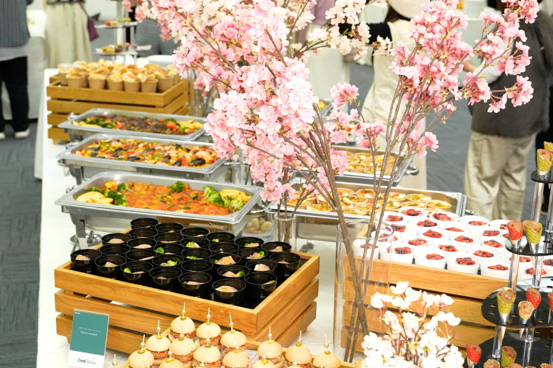 桜の装飾が施された華やかなビュッフェテーブル