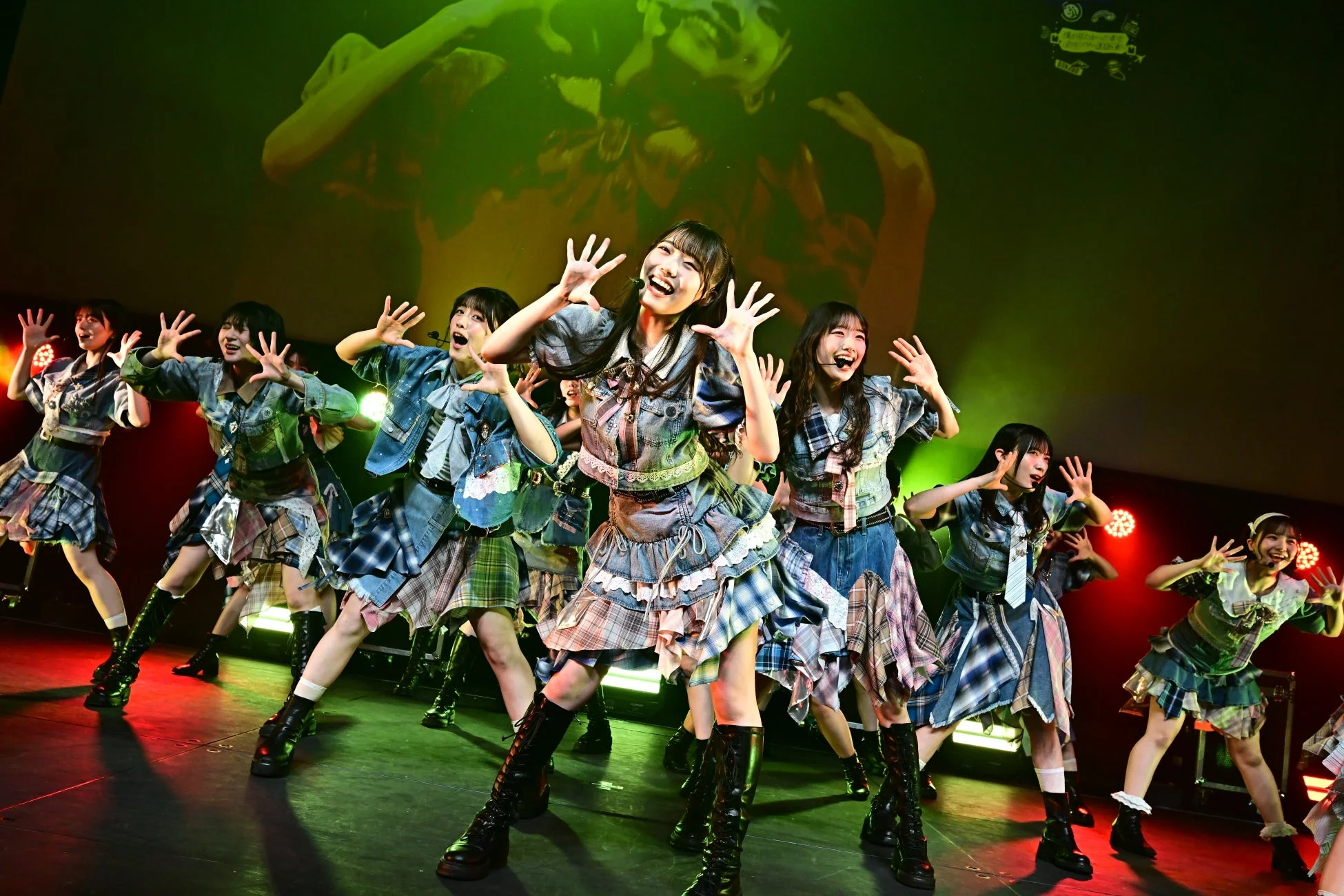 活気あふれるステージでパフォーマンスするアイドルグループ