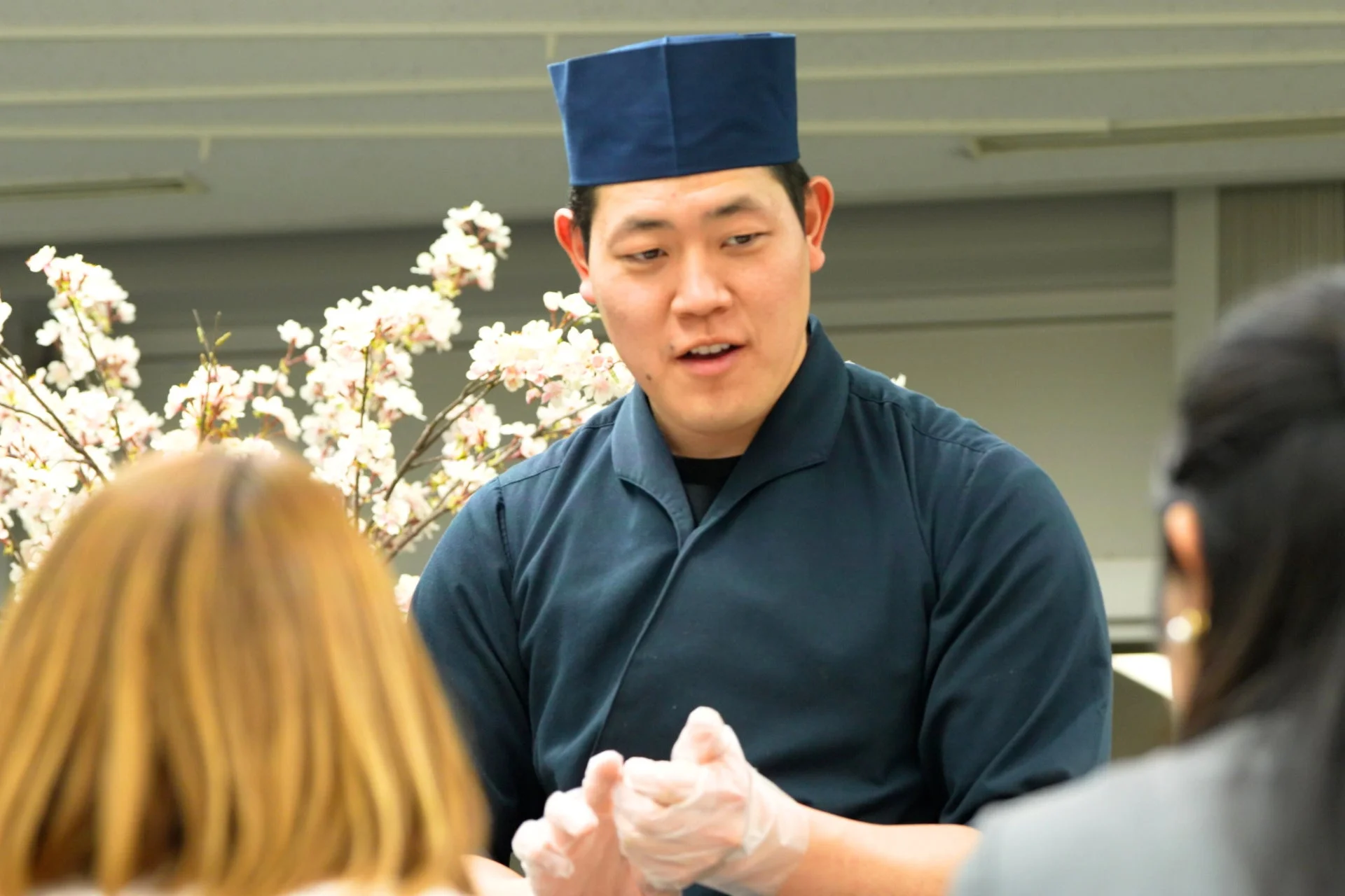 寿司職人が握り寿司を実演する様子