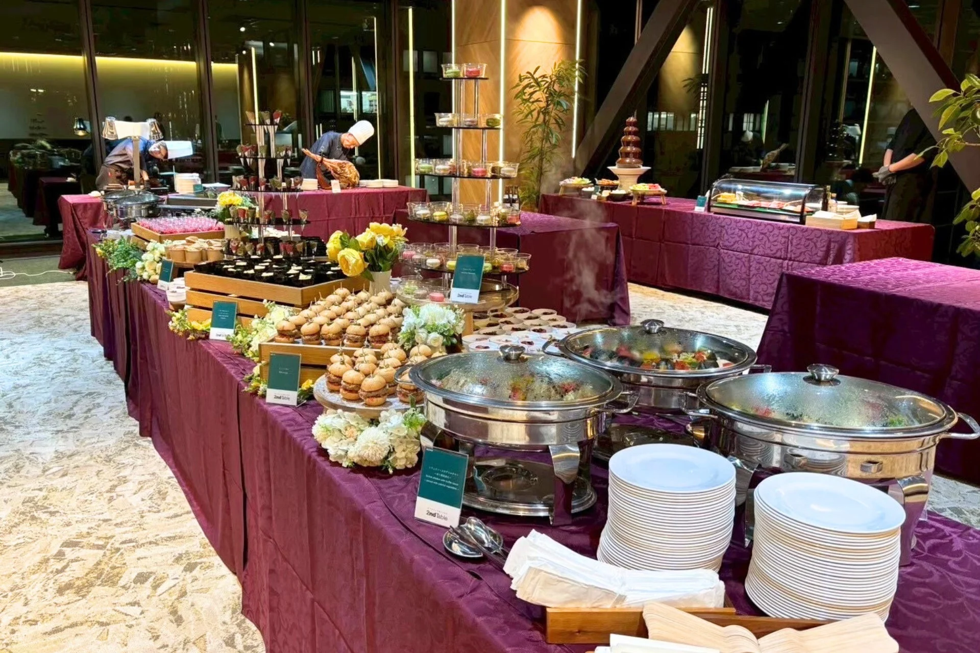 シェフがサービスする豪華なビュッフェとデザート