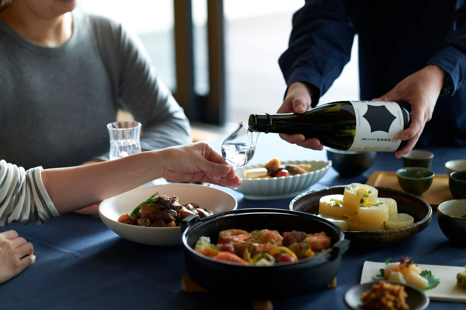 日本酒を注ぐ様子