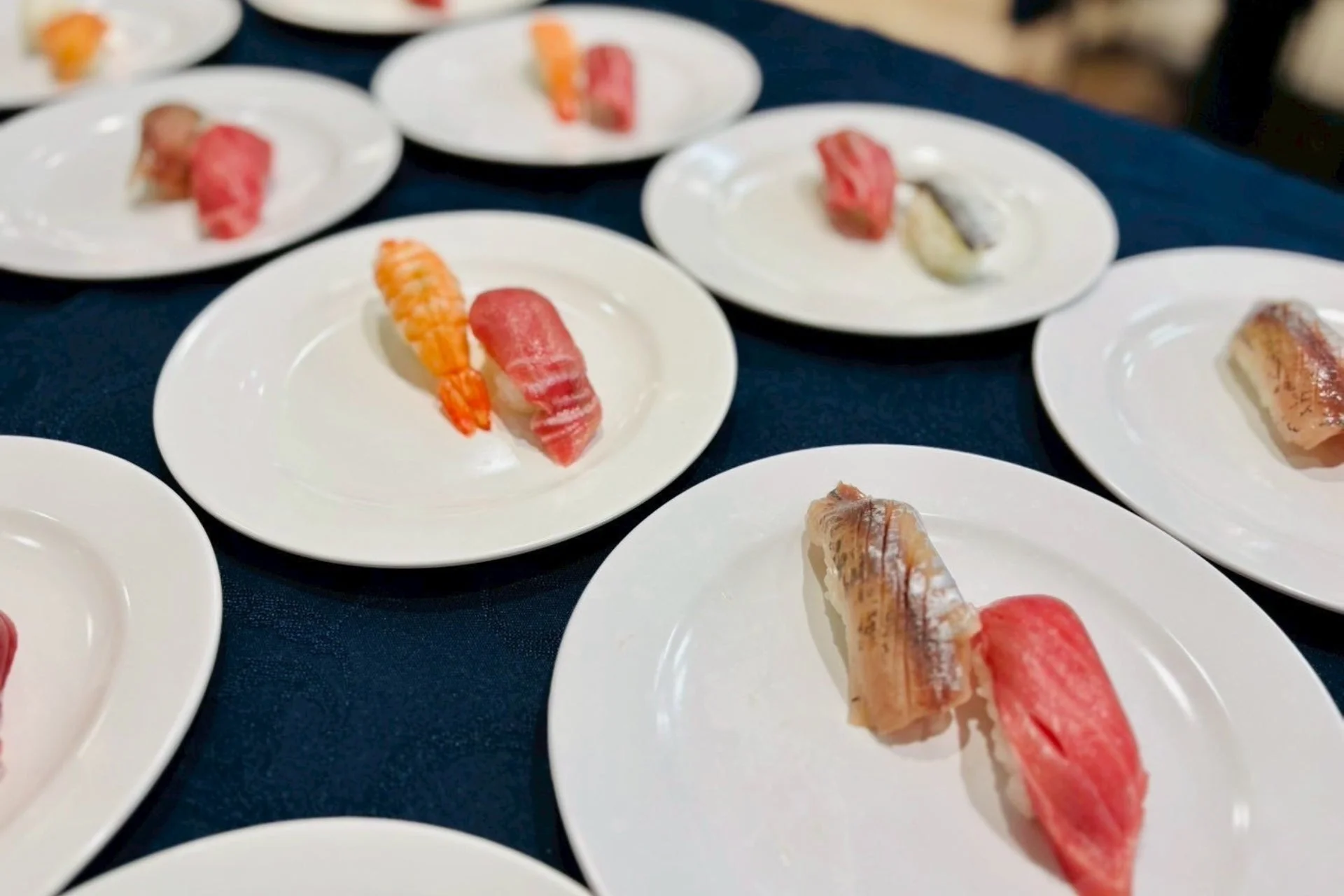 美しく盛り付けられた握り寿司の数々