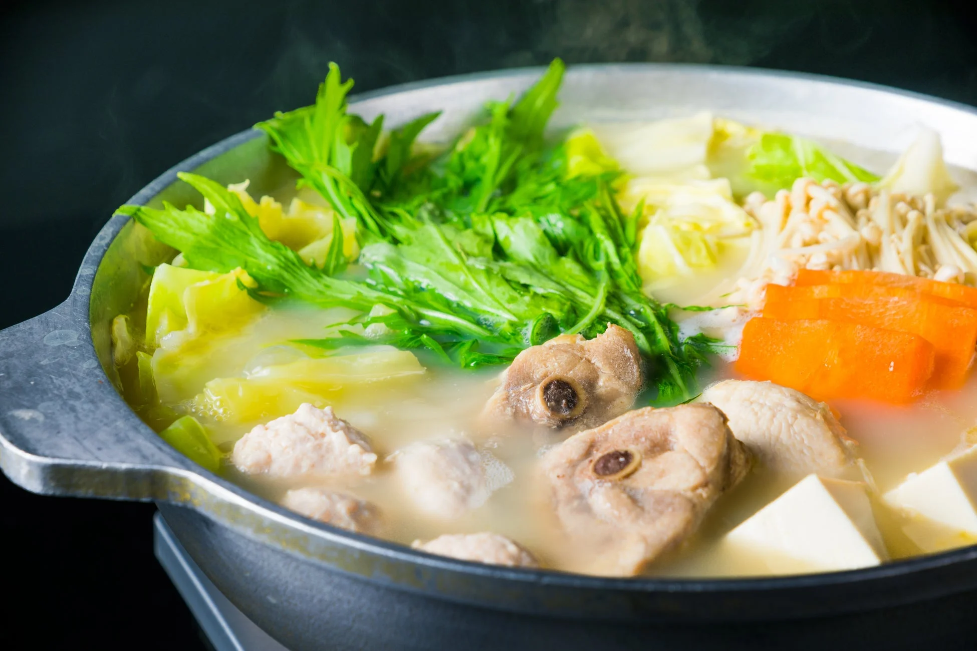 湯気が立ち上る温かい鍋料理