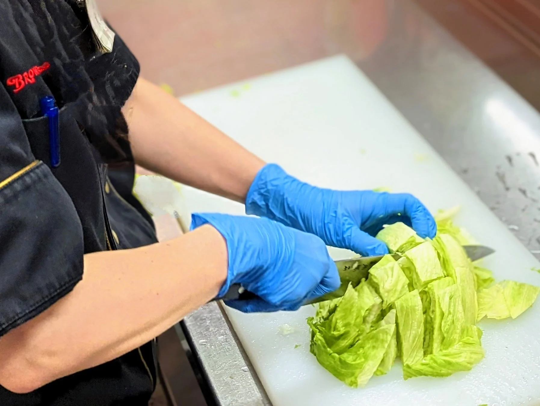 レタスをカットする様子