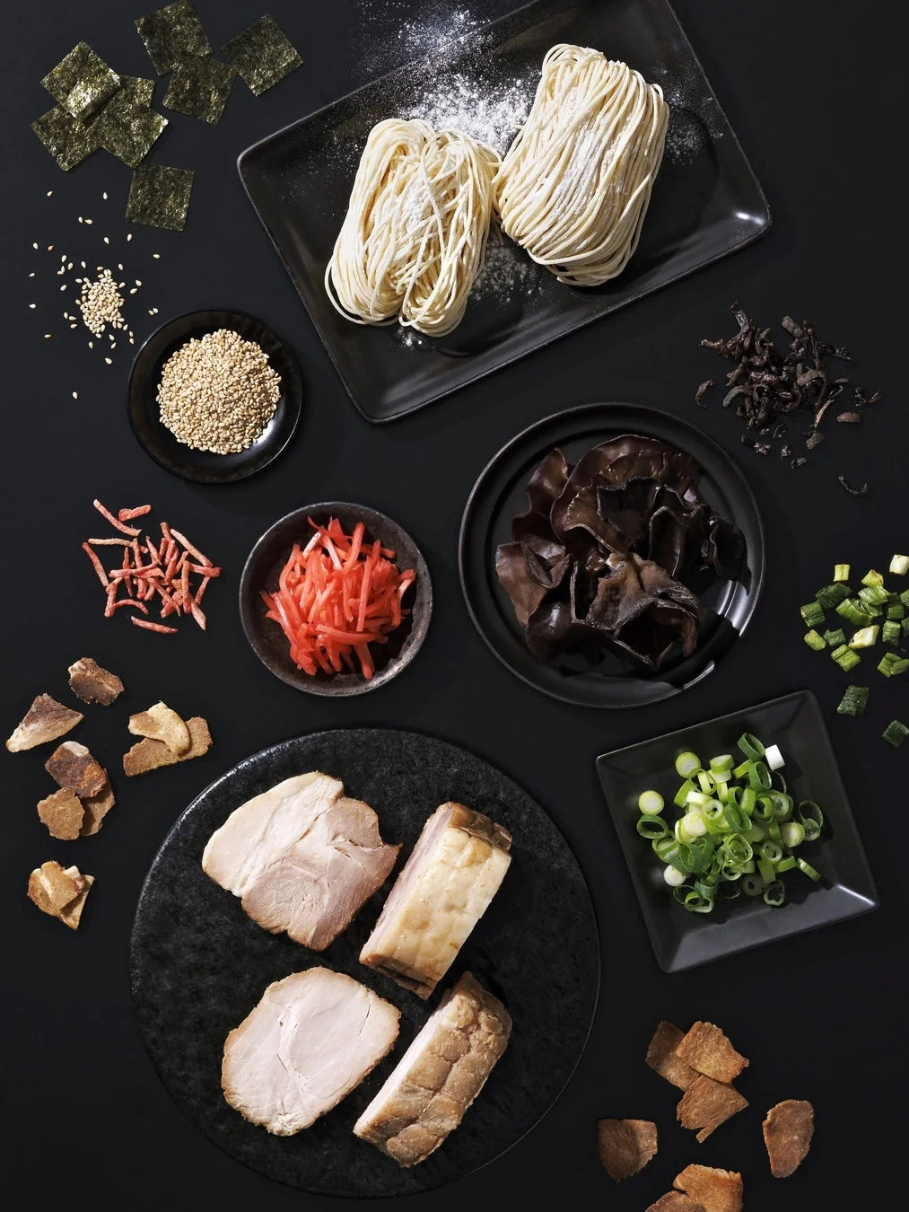 ラーメンの具材が美しく並べられた画像