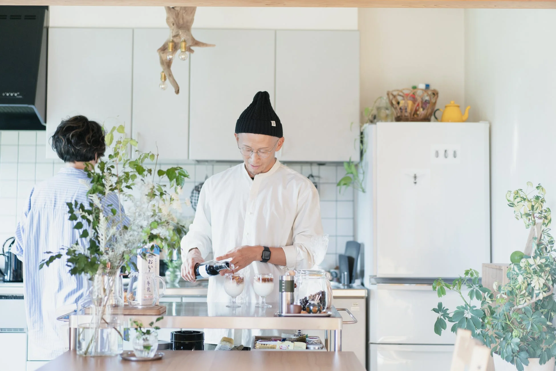 キッチンで飲み物を注ぐ男性の様子