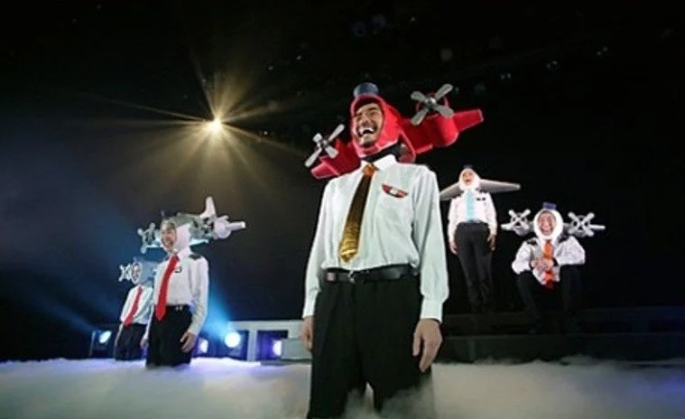 飛行機の帽子をかぶったパフォーマンス