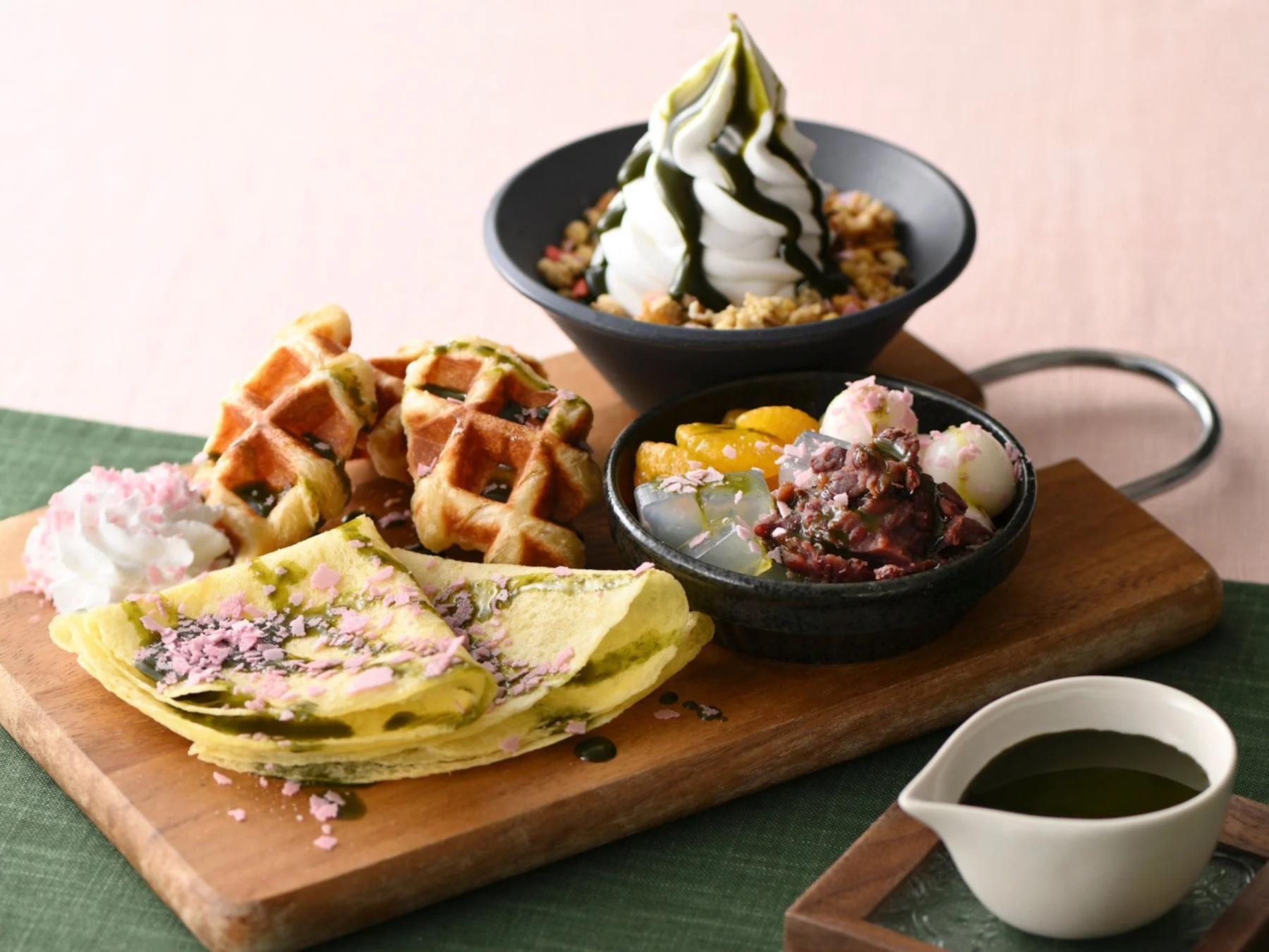 木製のボードに盛り付けられた、抹茶をテーマにした様々な和スイーツのセットです。