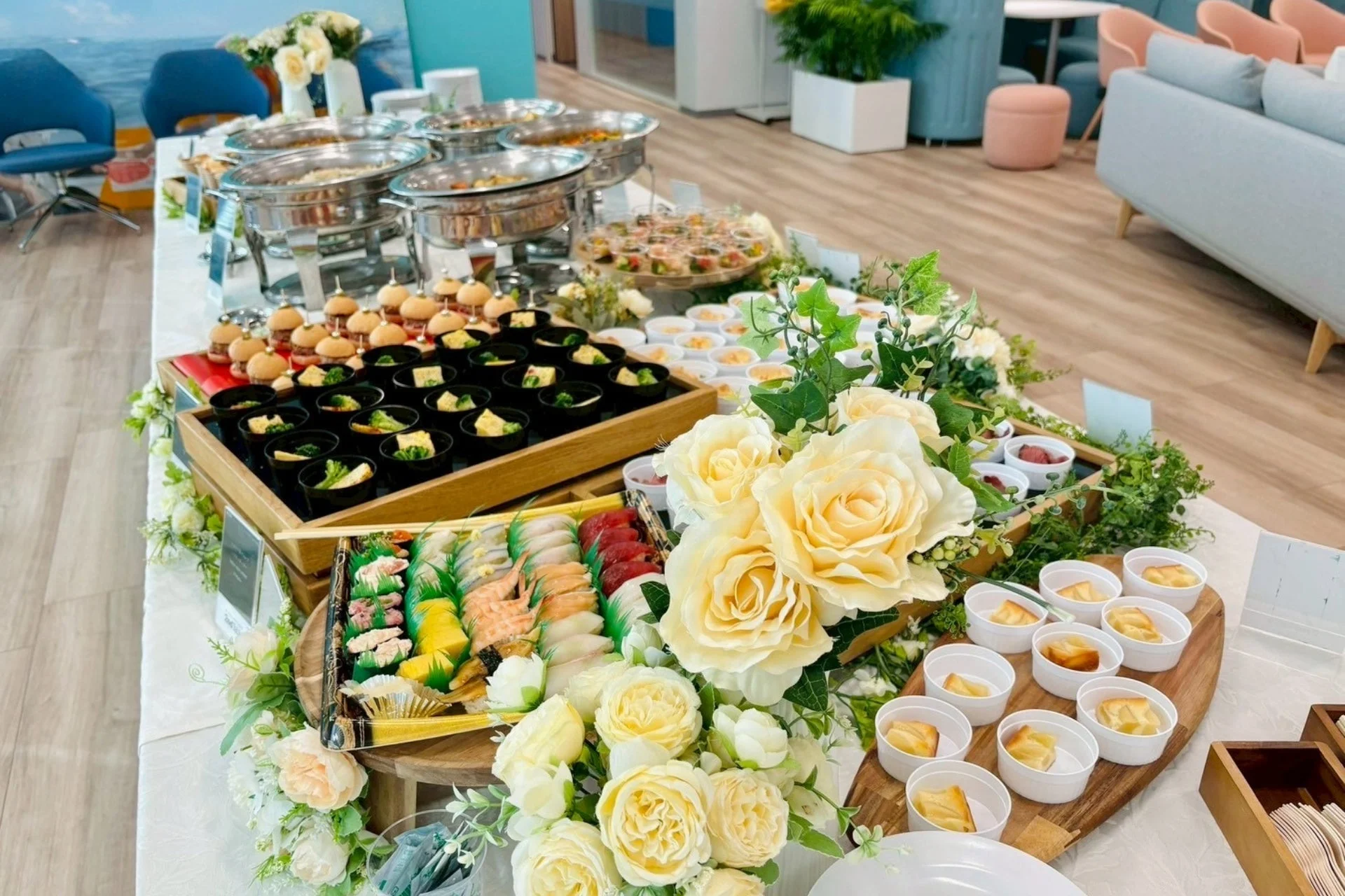 モダンな空間に並べられた豪華なビュッフェ料理