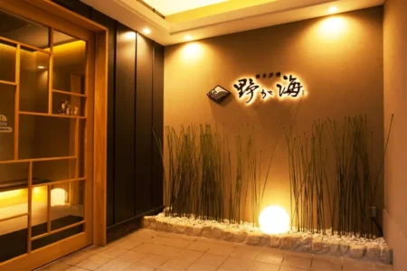 博多炉端 野が海、リニューアルオープン記念コースを提供開始 – 活イカ、桜鯛姿、九州産和牛を含む全17品を特別価格で –