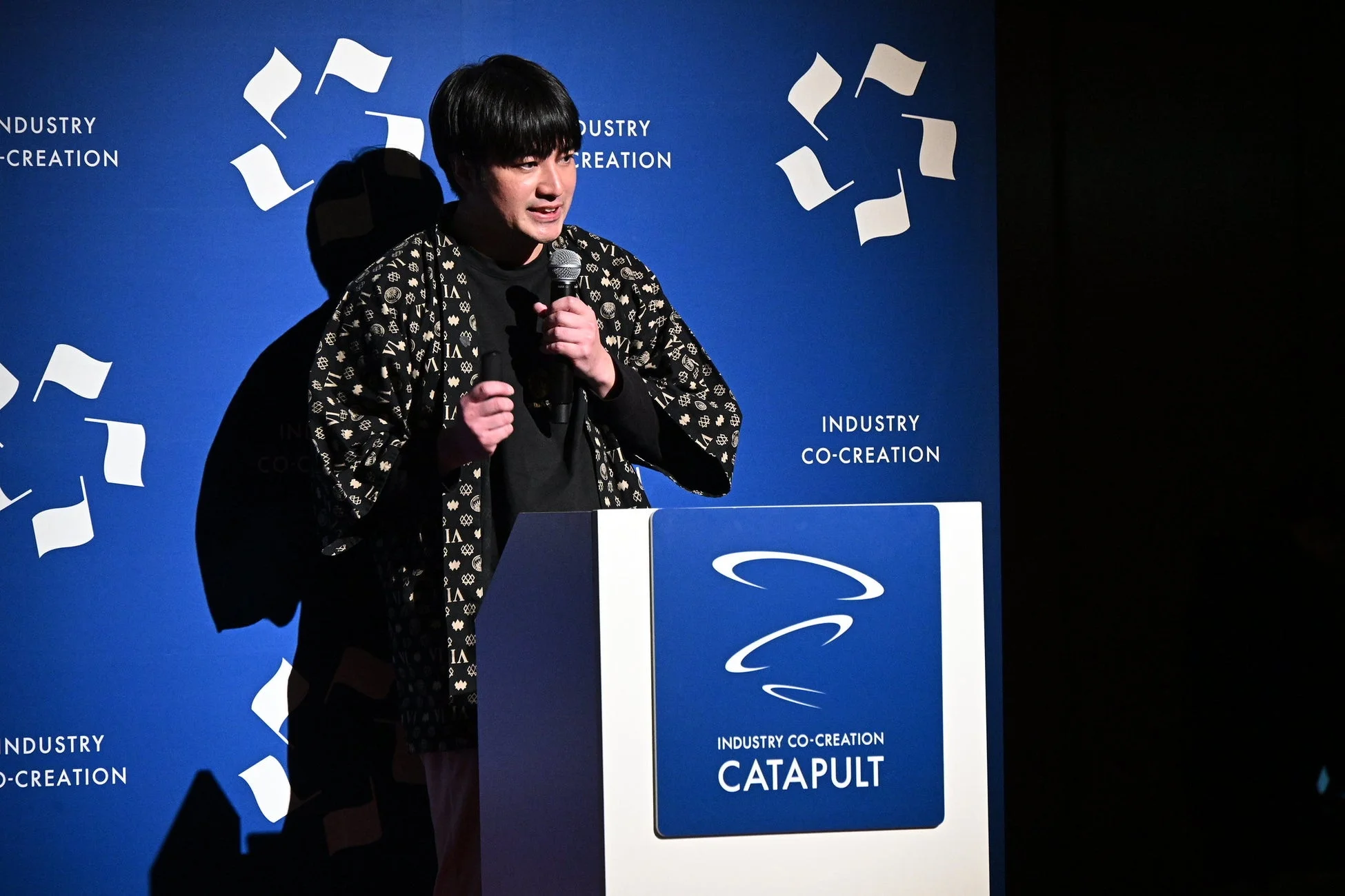 プレゼンテーション中の岡住修兵氏