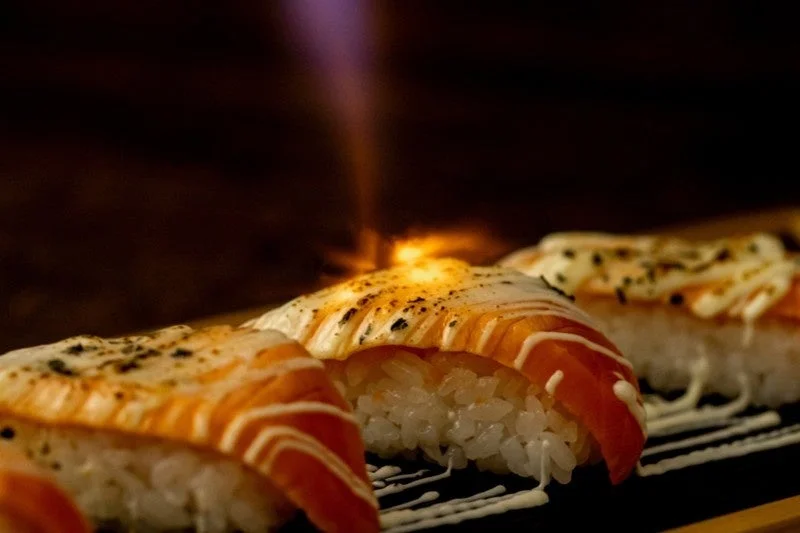 炎で炙られたサーモン寿司