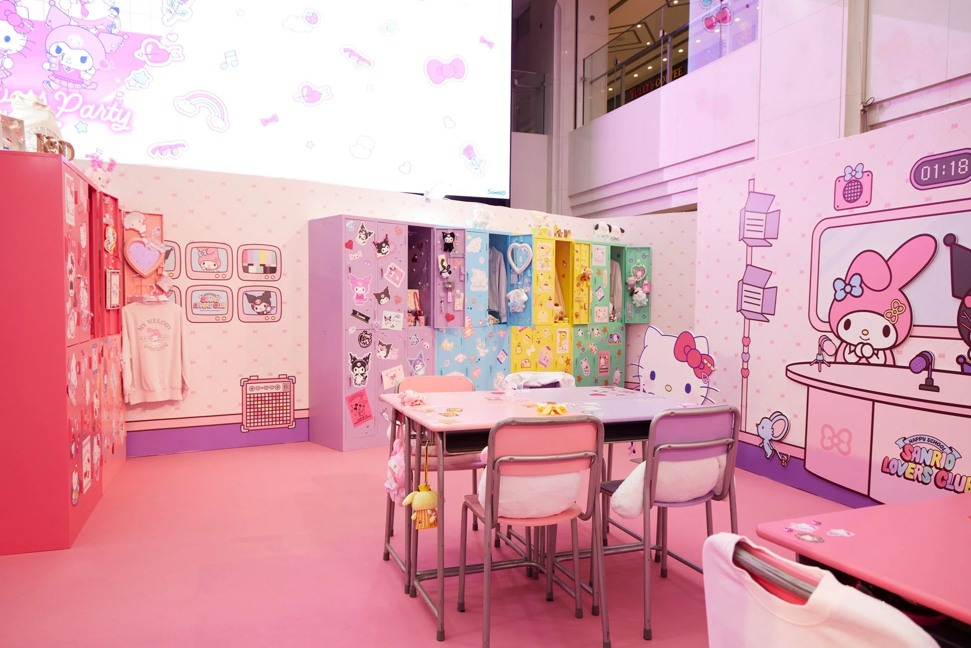 Sanrio Lovers Schoolのロッカーと机の展示