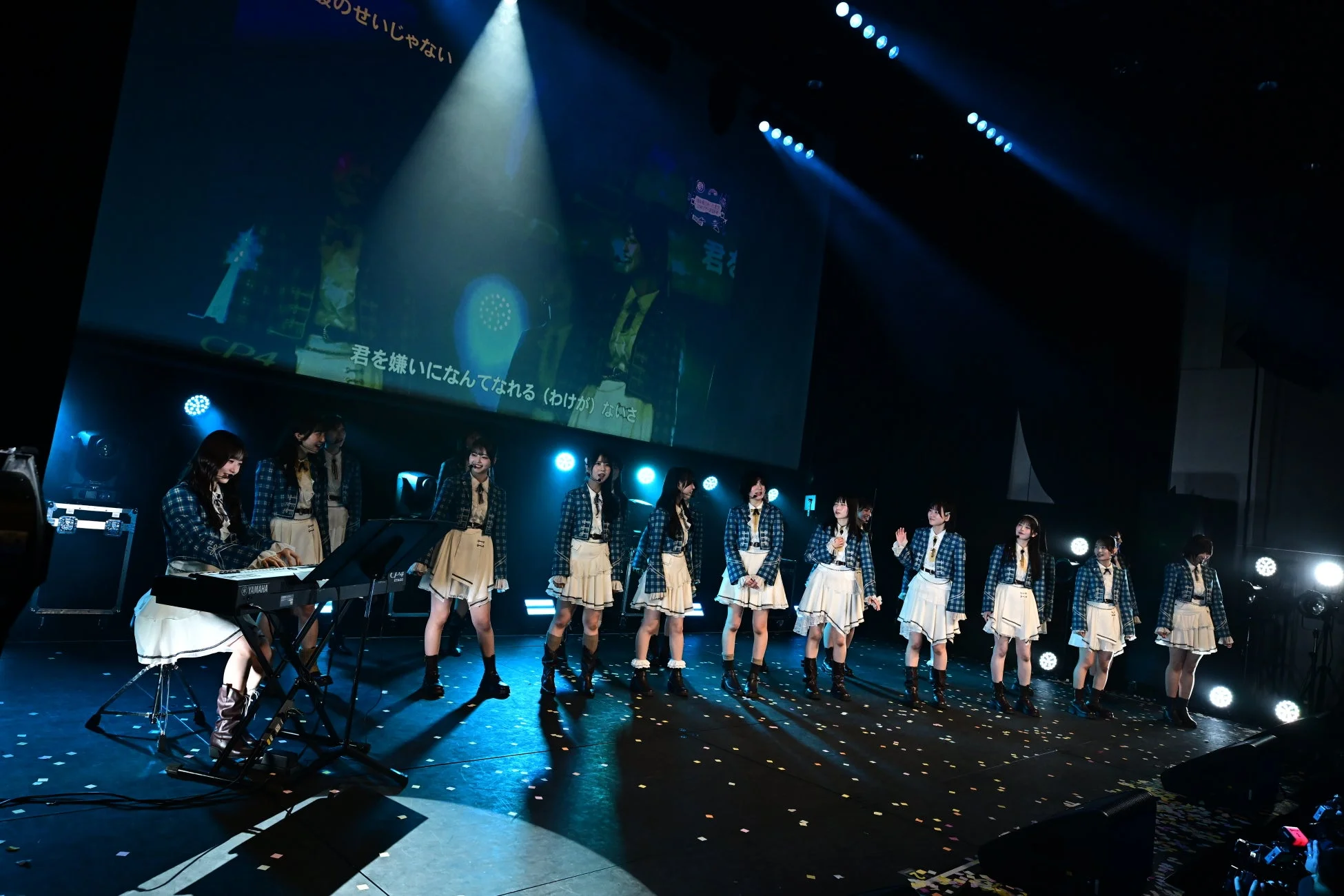 ステージでキーボードを演奏するメンバー