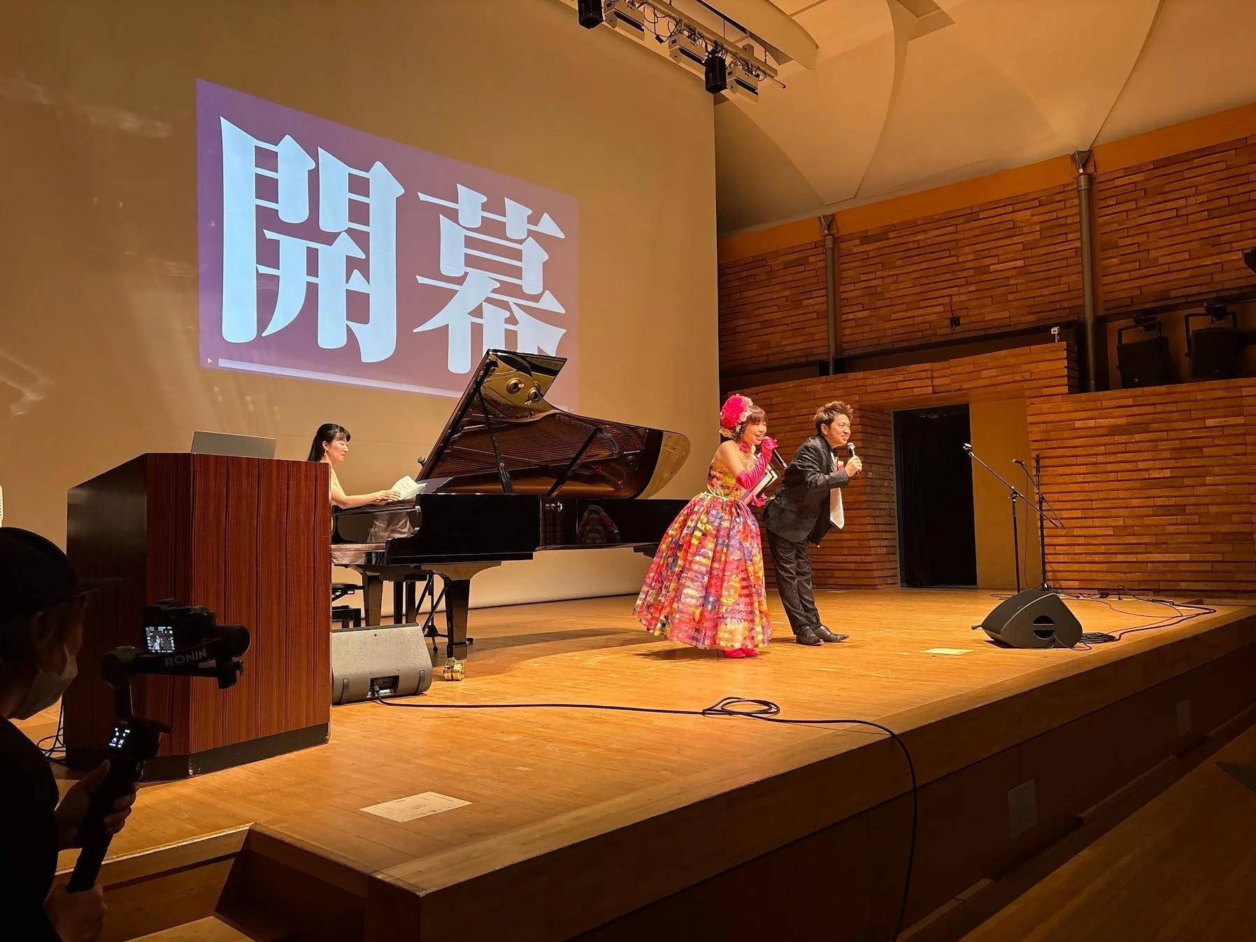 開演を告げる様子