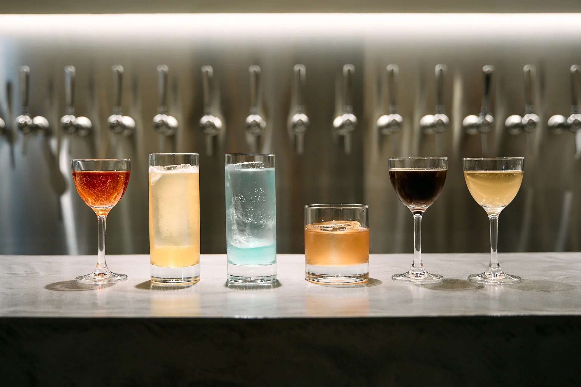 カクテルが並ぶカウンターとタップ