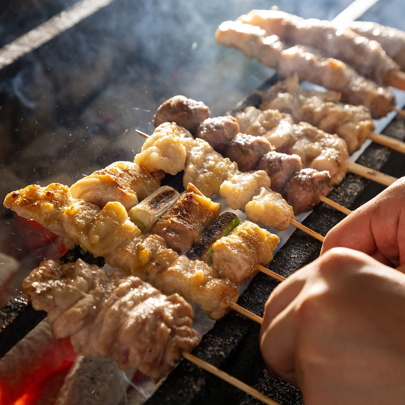 炭火で焼かれる串焼き