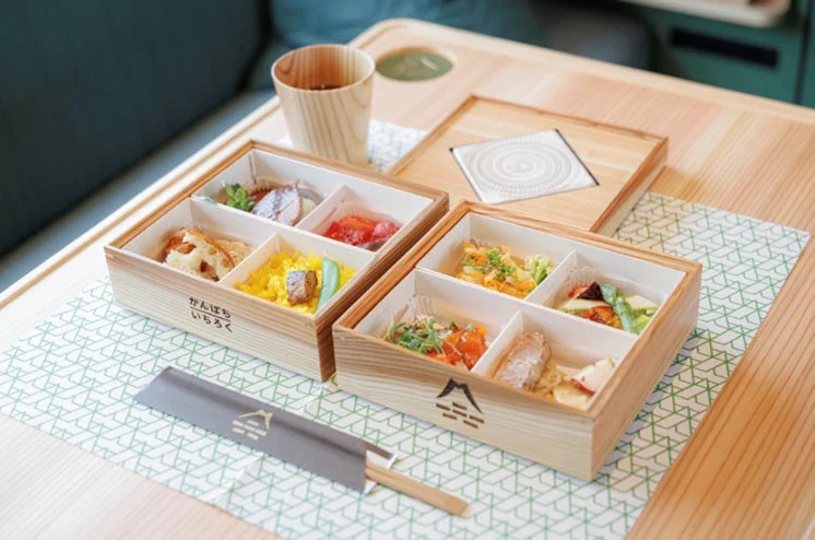 木箱入りの豪華な和食弁当