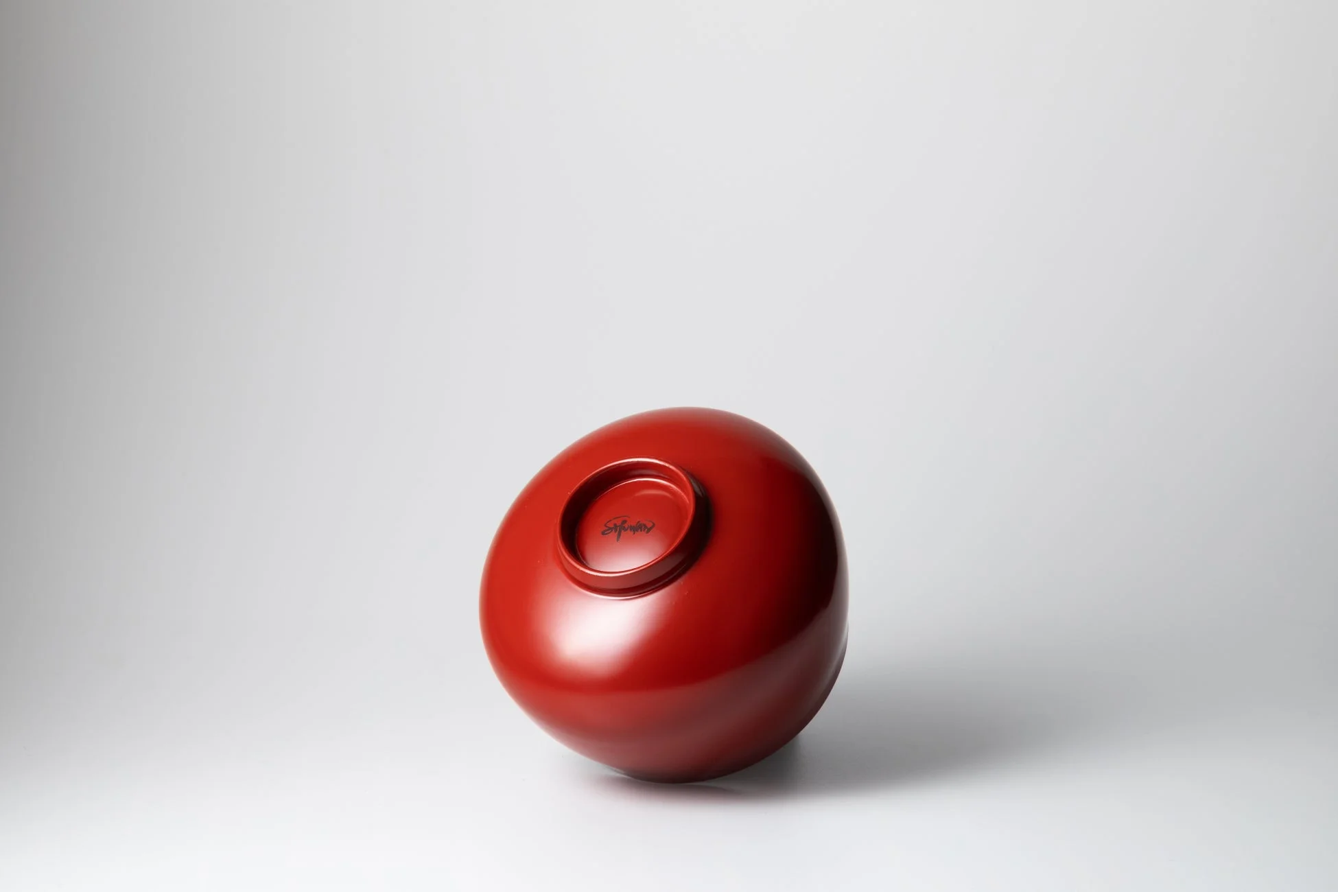 光沢のある赤い漆器の椀