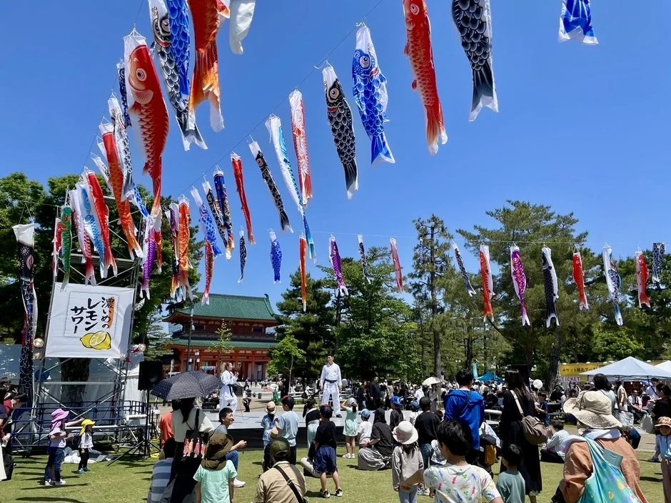 鯉のぼり、イベント、祭り、青空、公園、家族連れ、日本文化、屋外、晴れ、伝統建築