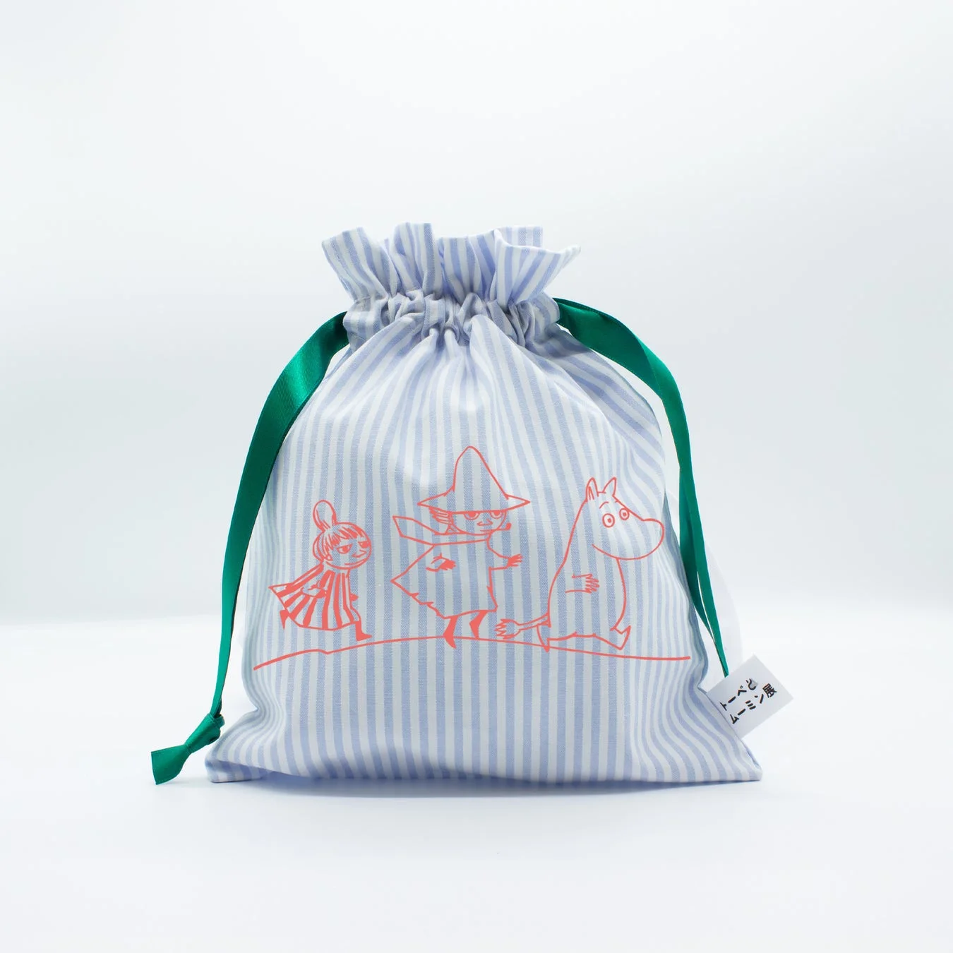 水色と白のストライプ柄の巾着袋。リトルミイ、スナフキン、ムーミントロールのムーミンキャラクターが赤色の線画で描かれており、緑色のリボンで口が閉じられています。