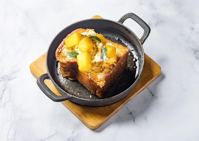 マンゴーとパッションフルーツがトッピングされたフレンチトースト