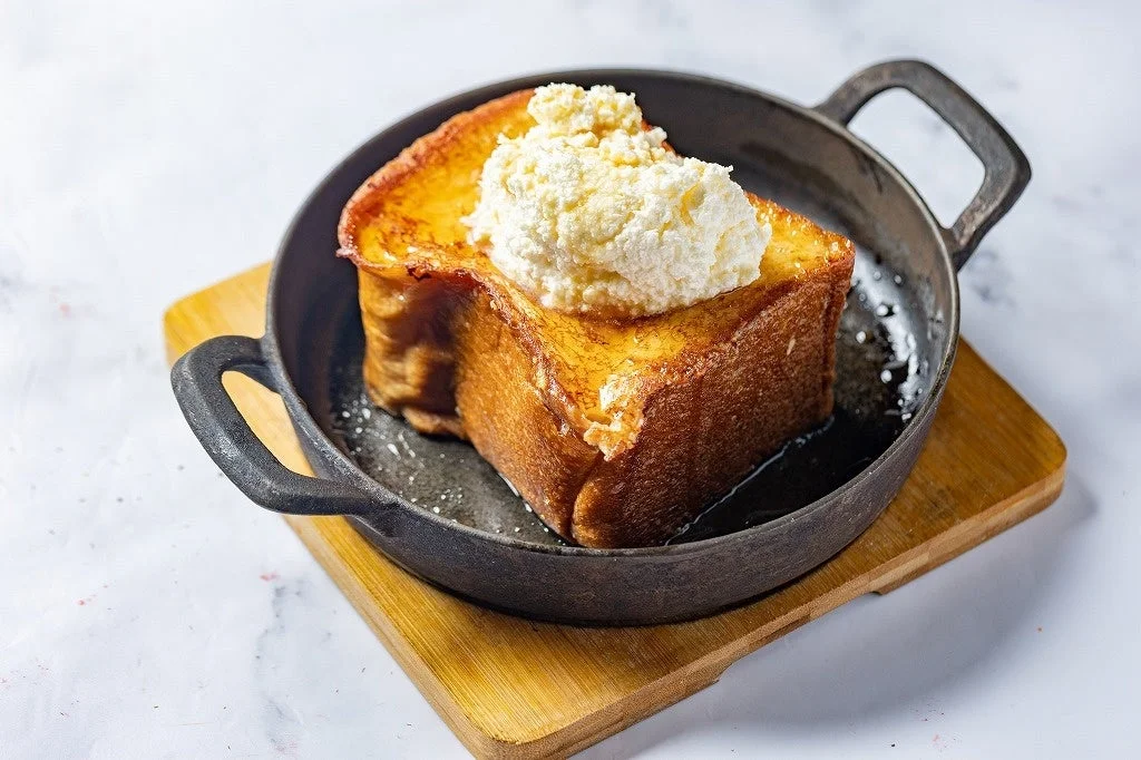 厚切りフレンチトーストにホイップバターが乗った様子