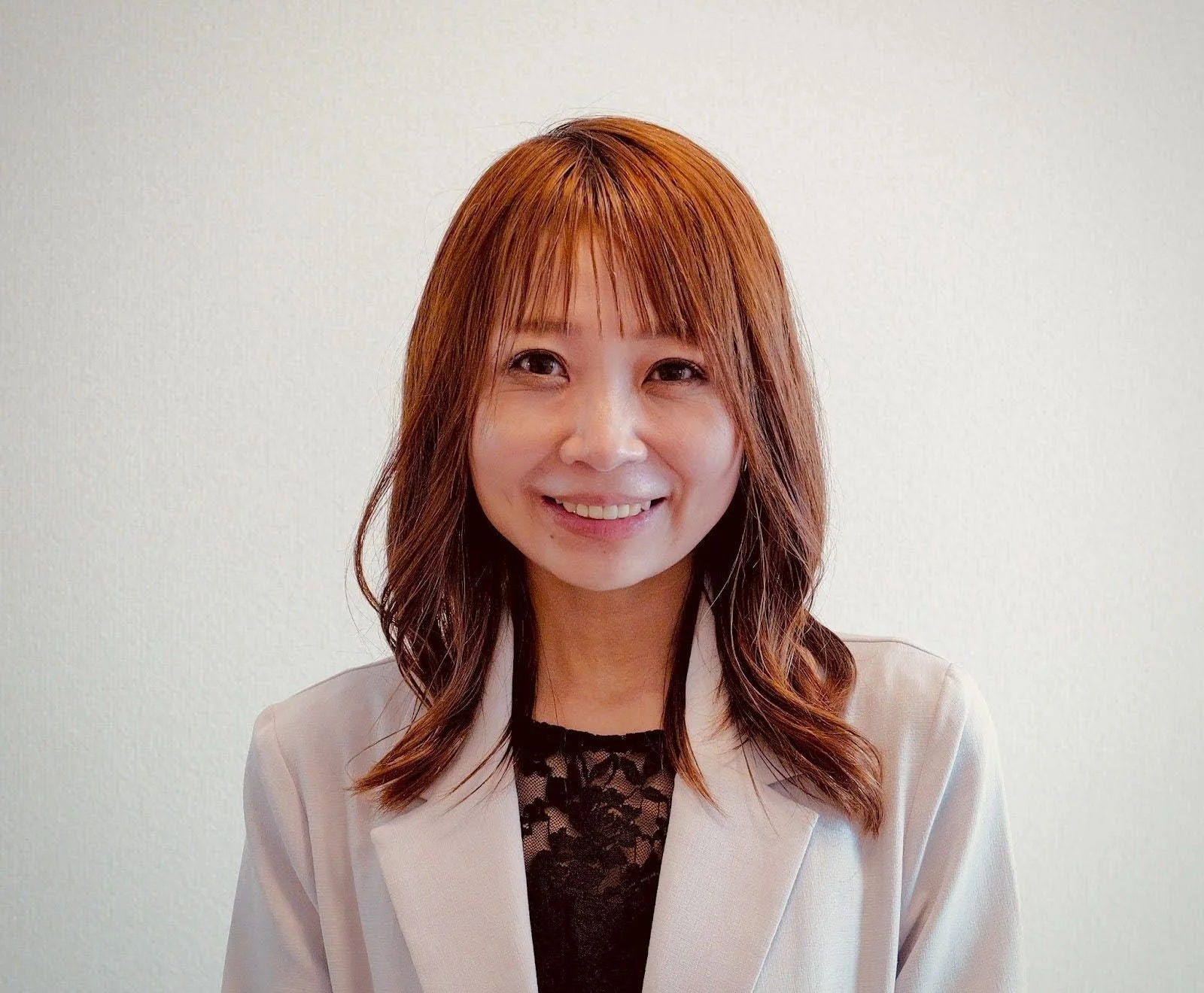 笑顔でカメラを見つめるNPO法人Kids Future Passport代表理事 中本真理子氏