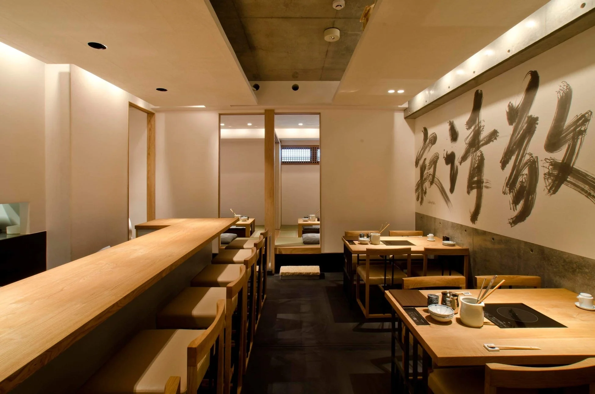 モダンで洗練された和食レストランの店内