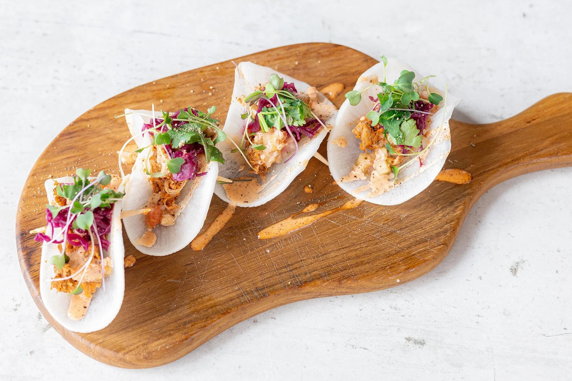 アミューズ,前菜,フィンガーフード,料理,食べ物,木製ボード,マイクログリーン,赤キャベツ,ソース,おしゃれ