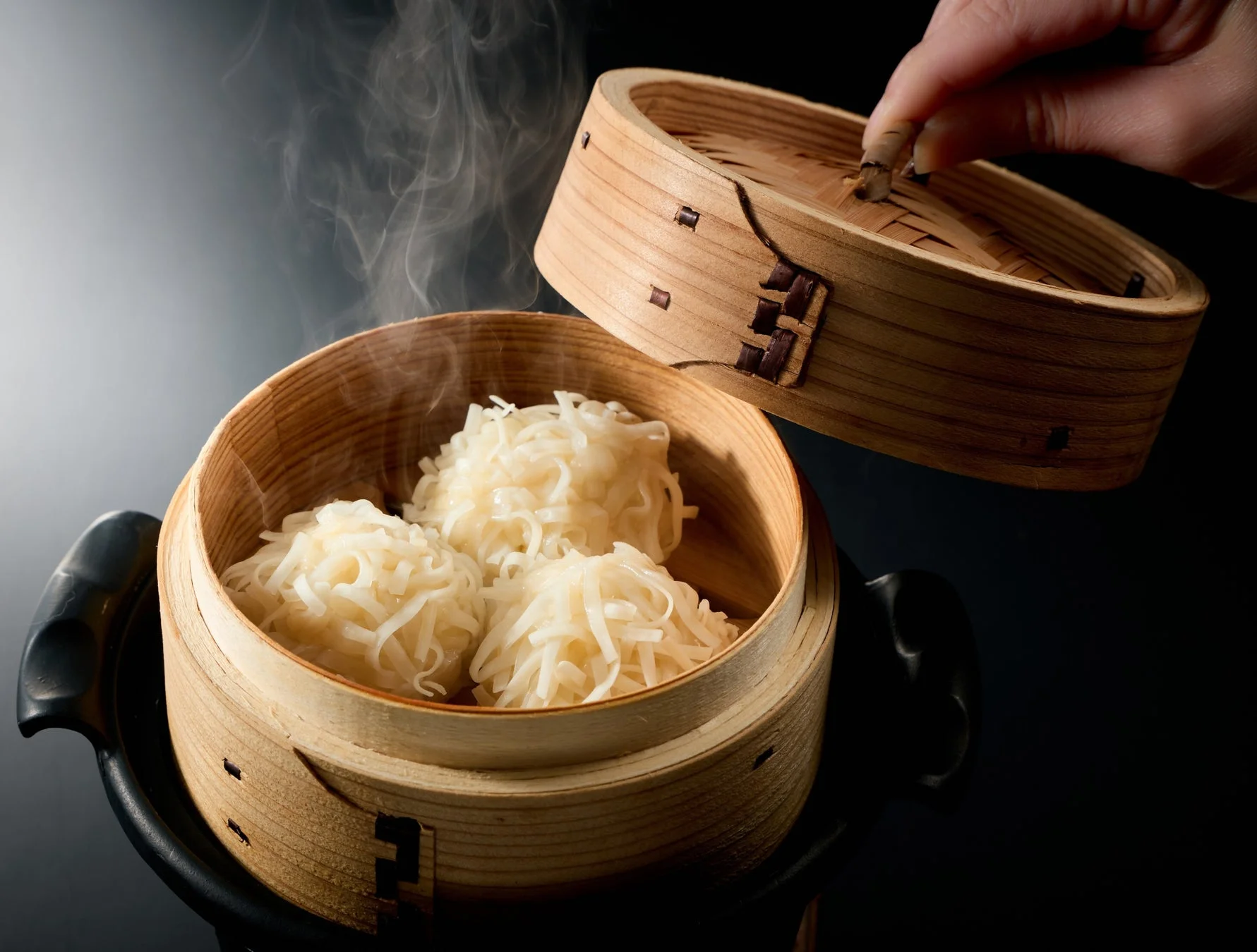 湯気が立ち上る焼売