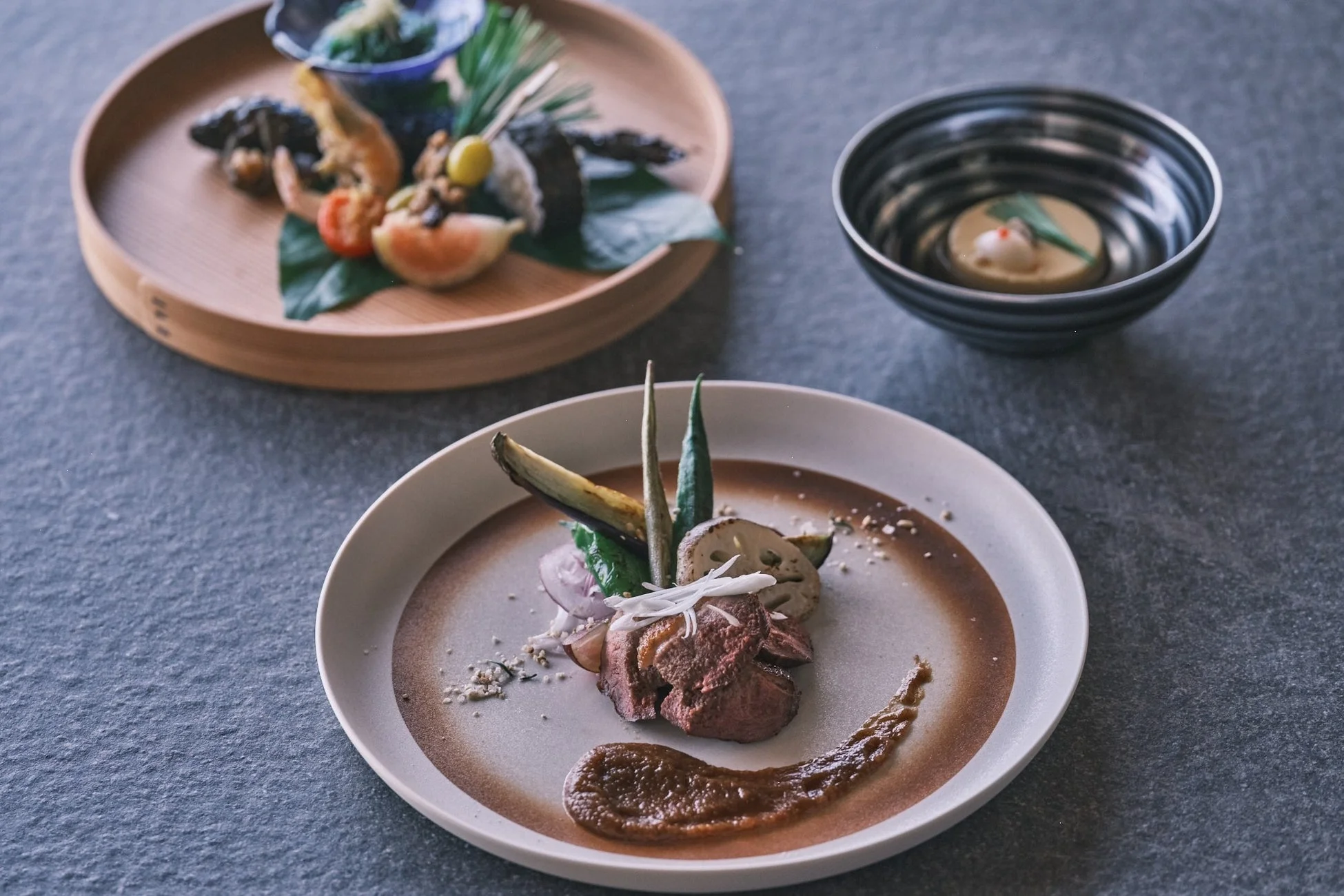 美しく盛り付けられた和食のコース料理