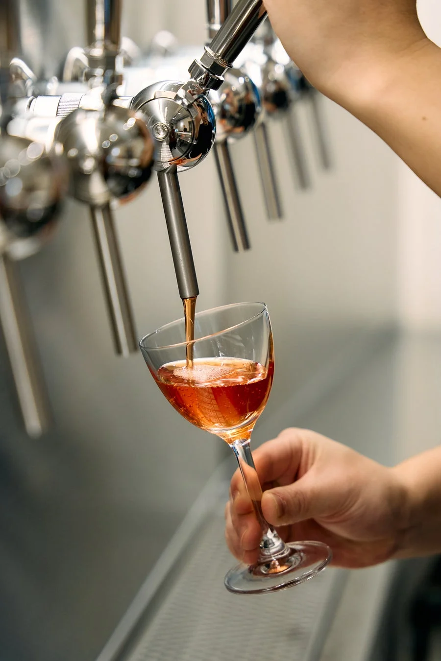 カクテルを注ぐ様子