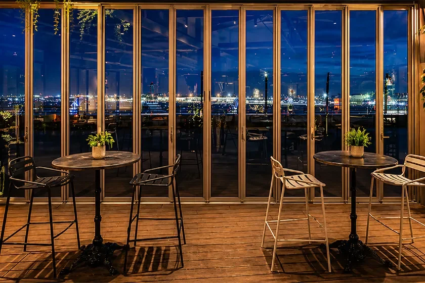 都市の夜景を一望できるテラス席