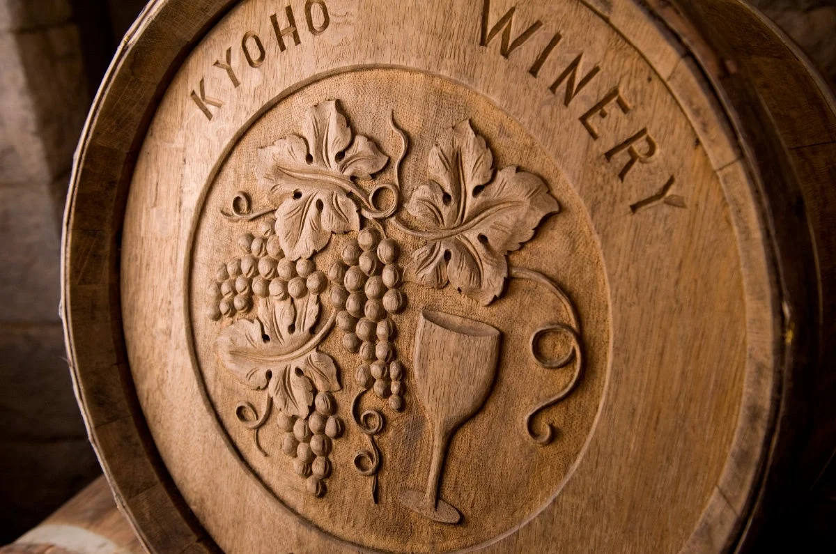 木製のワイン樽の蓋に施された美しい木彫りの装飾