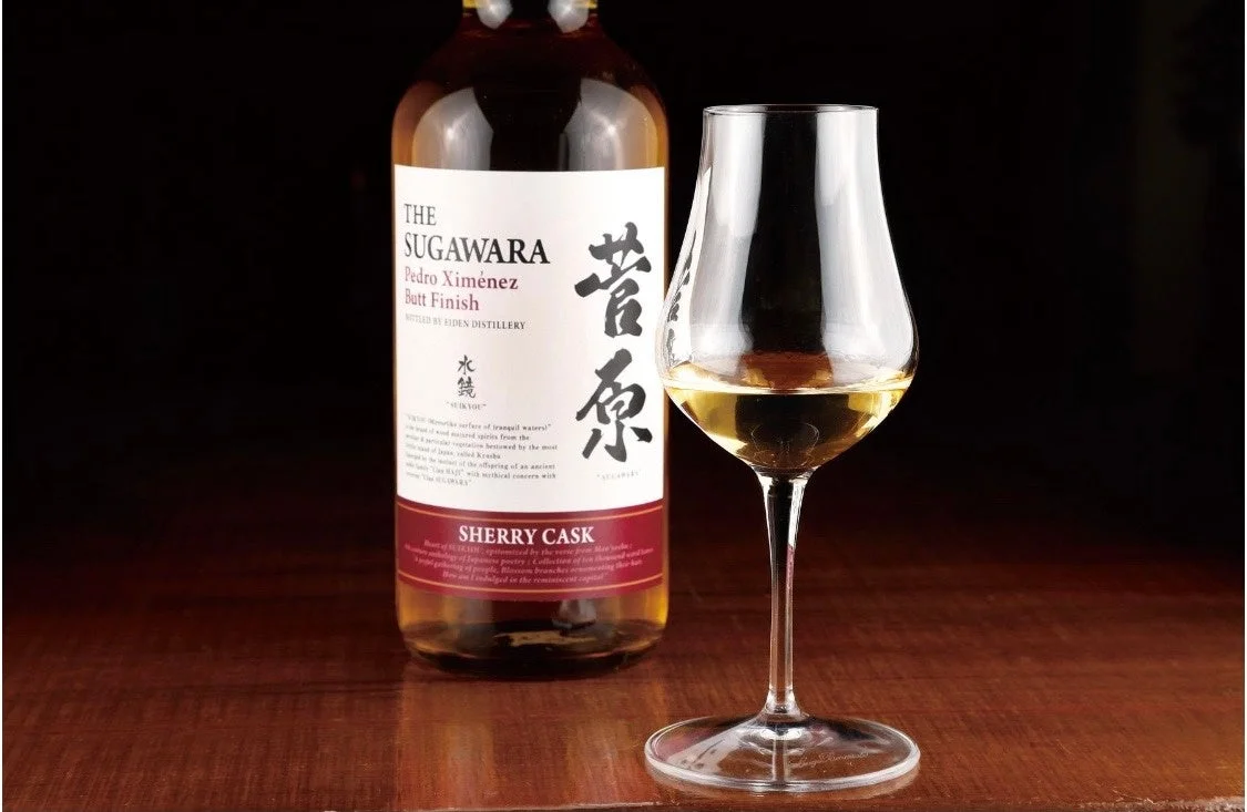 「THE SUGAWARA」のウイスキーボトルとグラス