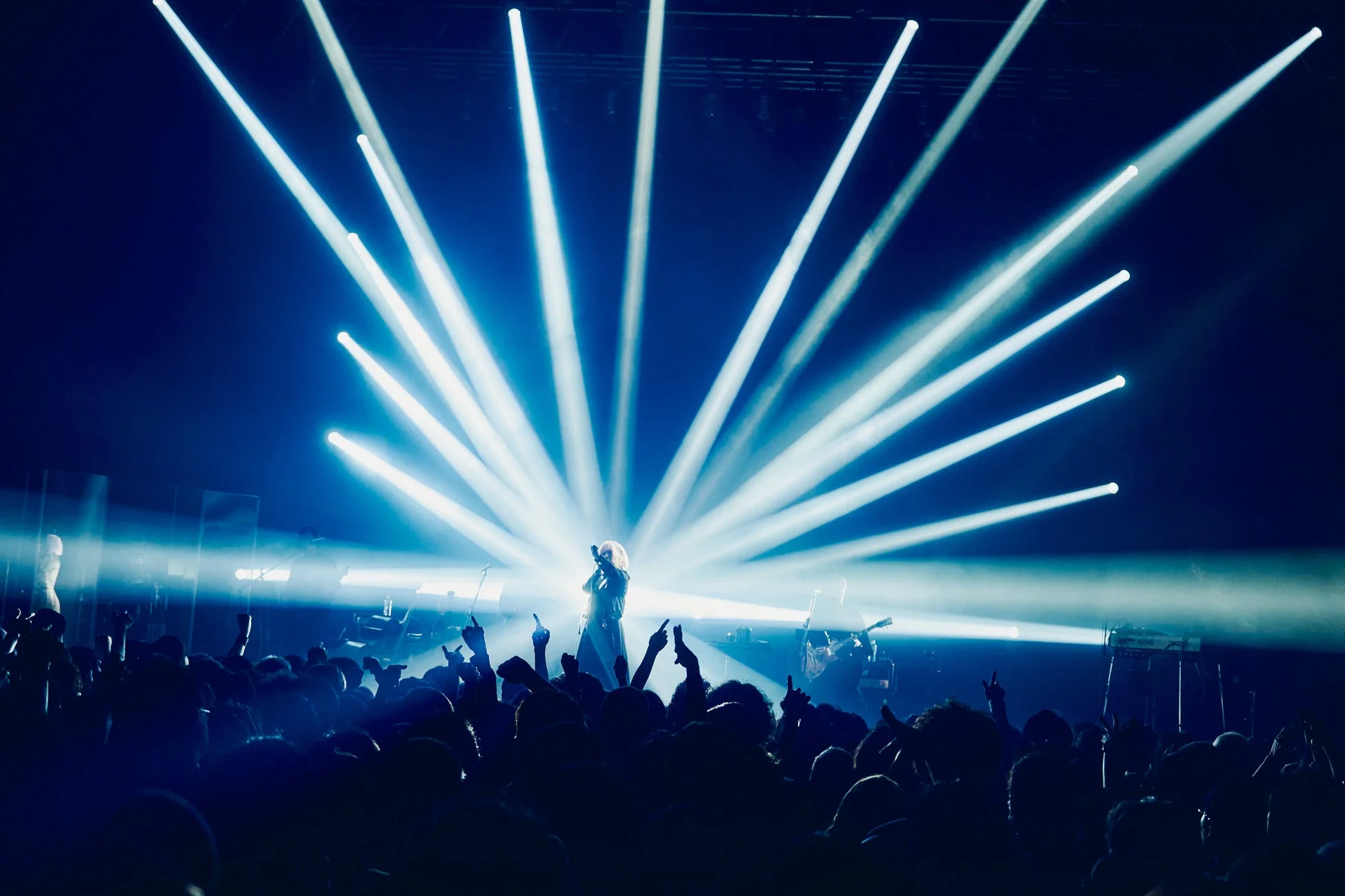 観客が熱狂するライブ会場