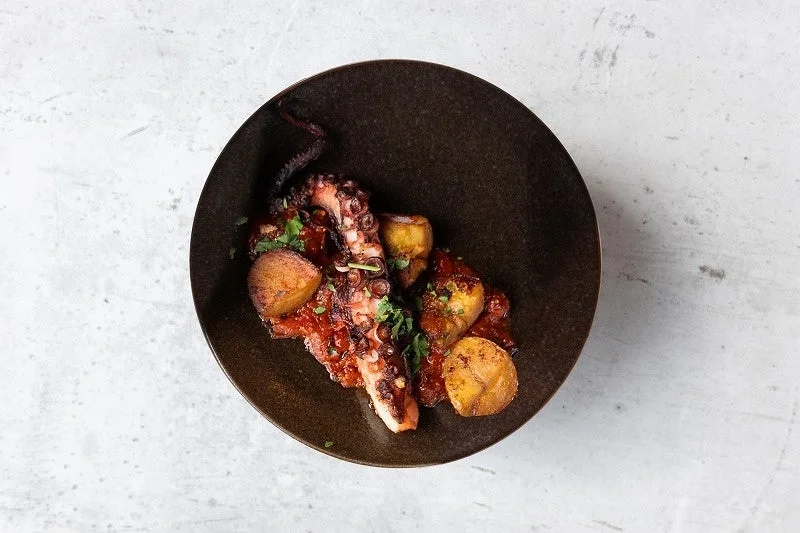 タコ,ポテト,海鮮料理,地中海料理,メインディッシュ,グルメ,食事,料理,シーフード,焼き料理,盛り付け,ハーブ