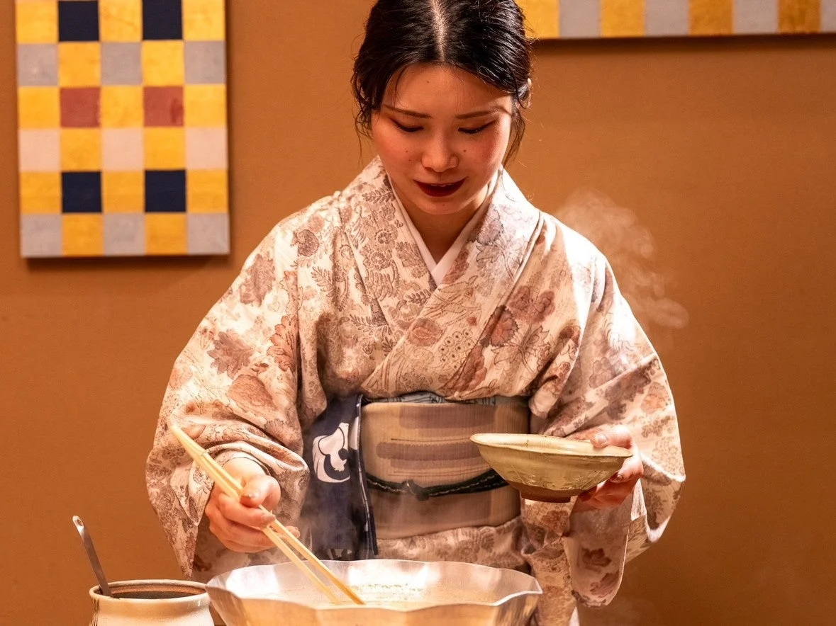 着物姿の女性が料理を準備する様子