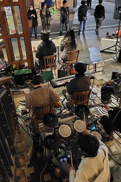 屋内でライブ演奏を行うバンド