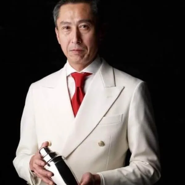 白いダブルスーツと赤いネクタイを着用した中年のアジア人男性